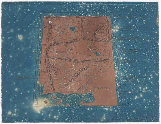 Bild: © Nidhi Khurana, Nona Asie (Cosmos) I, 2023, Cyanotypie, Vandyke Brown auf Landkarte in Hochdruck auf Büttenpapier, Masse: 50 x 65 cm - Foto: Philipp Hitz
